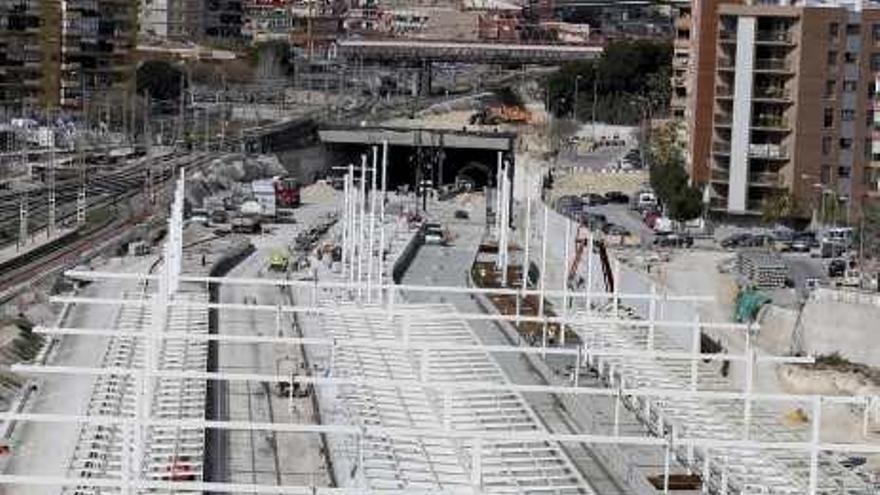 Obras para la llegada del AVE con el Puente Rojo al fondo.