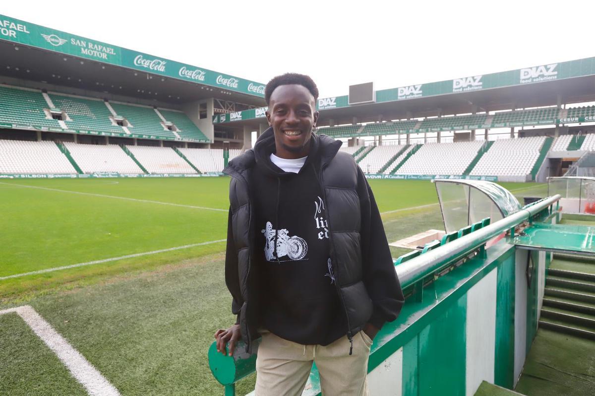 Youssouf Diarra junto al túnel de vestuarios y el verde de El Arcángel.