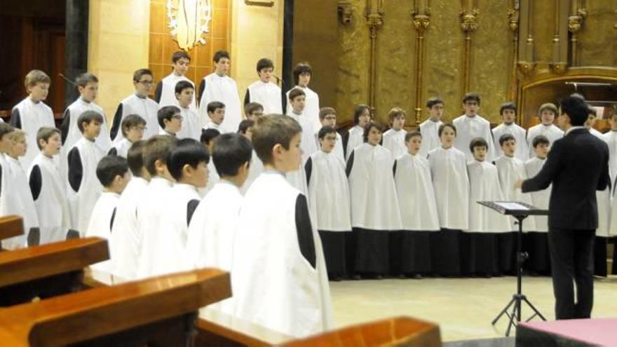 Els nens de l&#039;Escolania de Montserrat cantant a la basílica