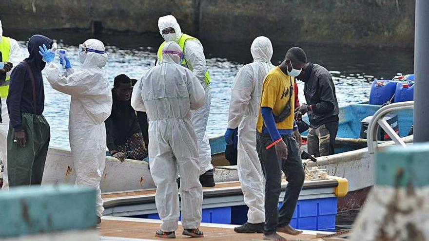 Desembarco de los migrantes llegados ayer a El Hierro.