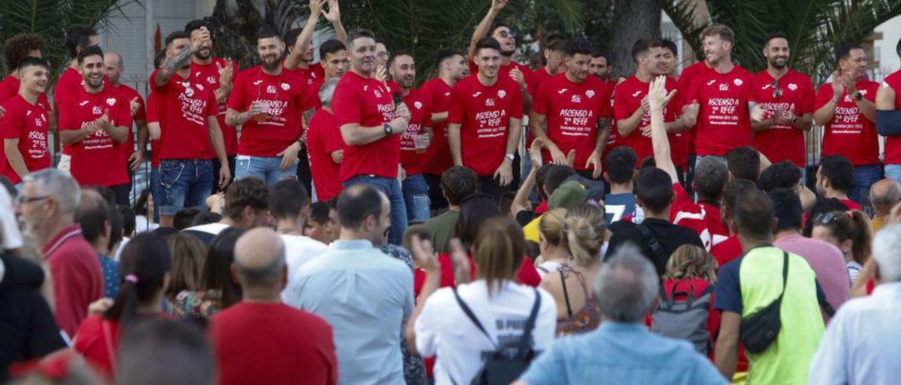 Celebración del reciente ascenso del Saguntino. | DANIEL TORTAJADA