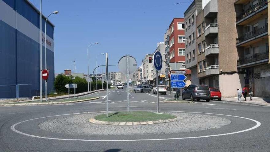 Rotonda de Pescanova, en donde el plan de la Xunta plantea bajar el límite de velocidad, el estrechar los carriles de circulación, crear una mediana central y construir rotondas.
