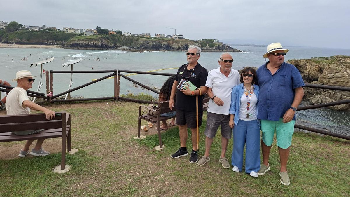 Germán Muiña, Emilio Reiriz, Carolina Álvarez y Balbino Ron, con las gafas del eclipse.