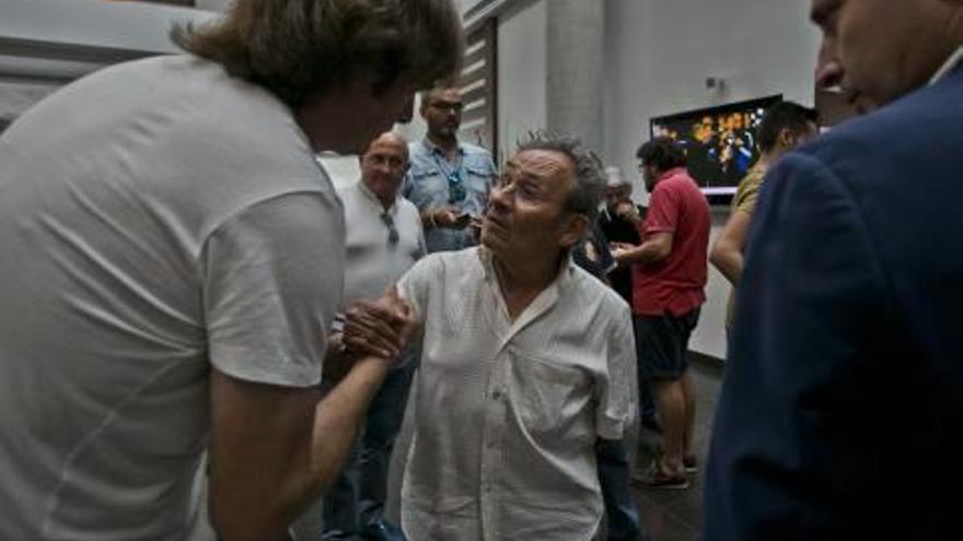 Juan Perán saluda a Sergio Ros en presencia de Roque Marco.