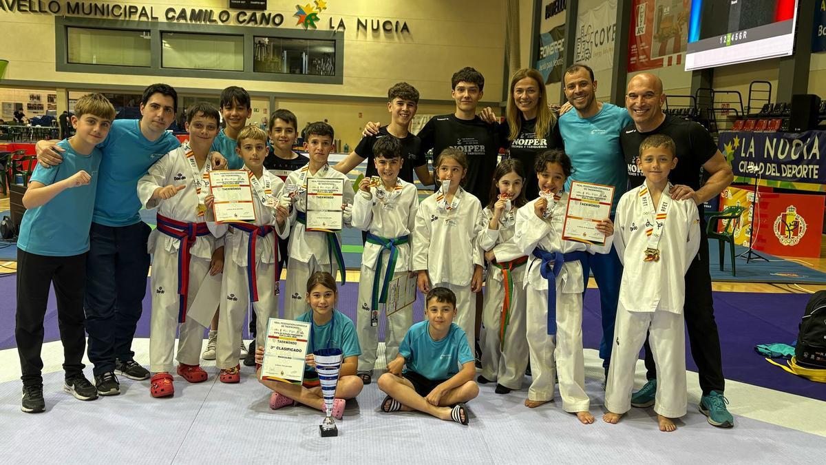 Deportistas y técnicos del CT La Safor Gandia celebran sus éxitos