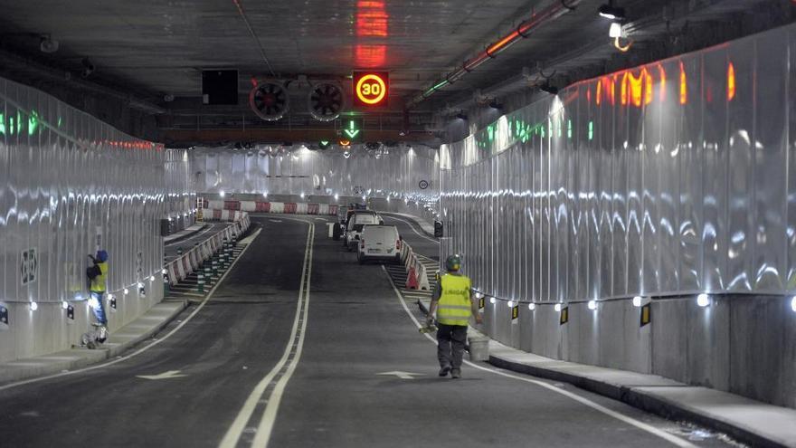 Operarios en el interior del túnel de la Marina.