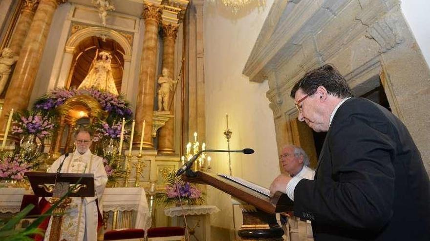 El concejal López Font, durante la ofrenda. // Gustavo Santos