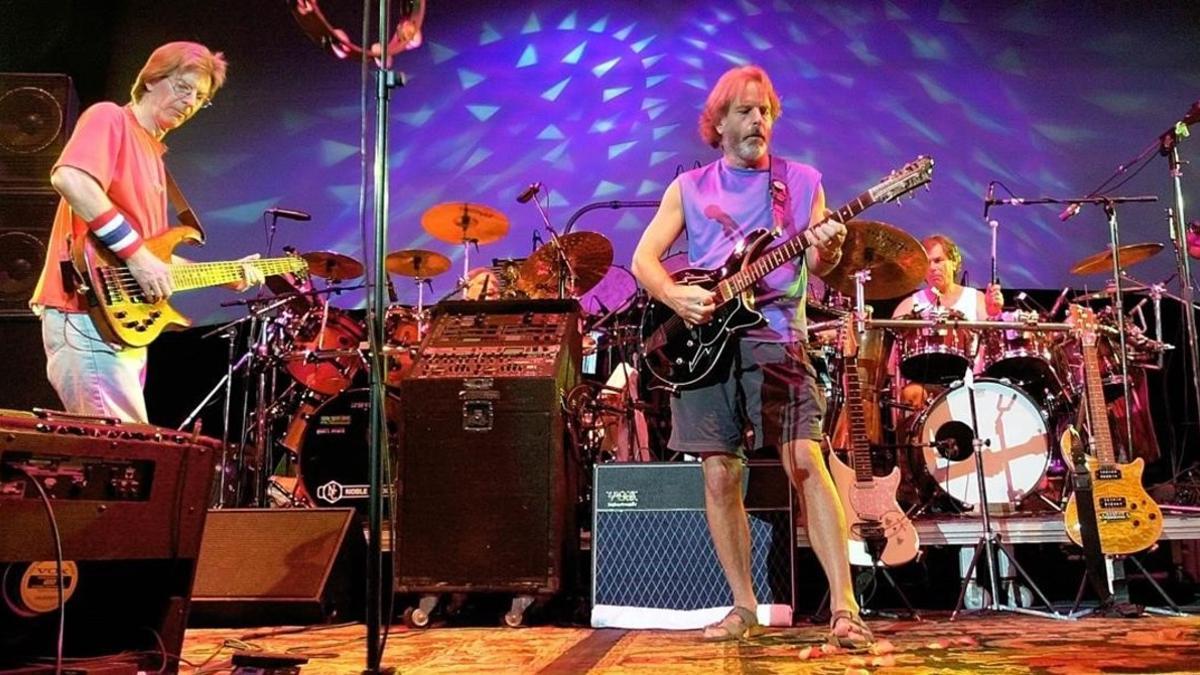 the grateful dead perform during a reunion concert