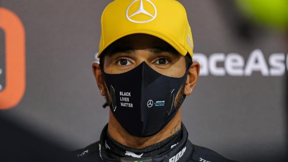 Hamilton tras la sesión de 'qualy' en Abu Dhabi.