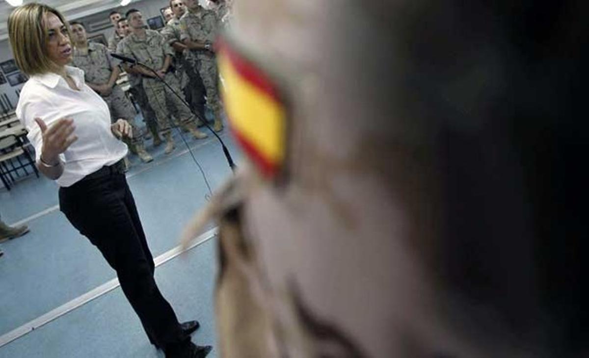 La ministra de Defensa, Carme Chacón, durant la seva intervenció davant les tropes espanyoles pertanyents a la ISAF, en l’acte de comiat del sergent Manuel Argudin Perrino i la soldat Niyireth Pineda Marín, morts ahir en atemptat i que seran repatriats avui a Espanya