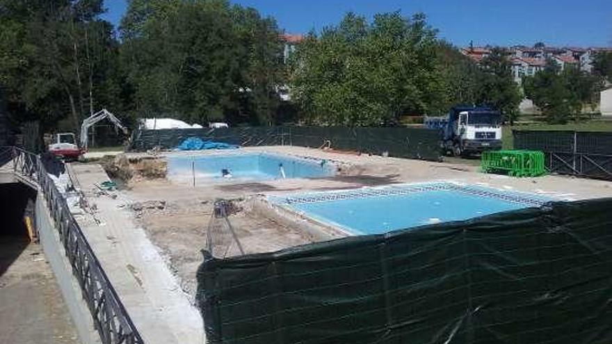 Obras en las piscinas exteriores.  // FdV