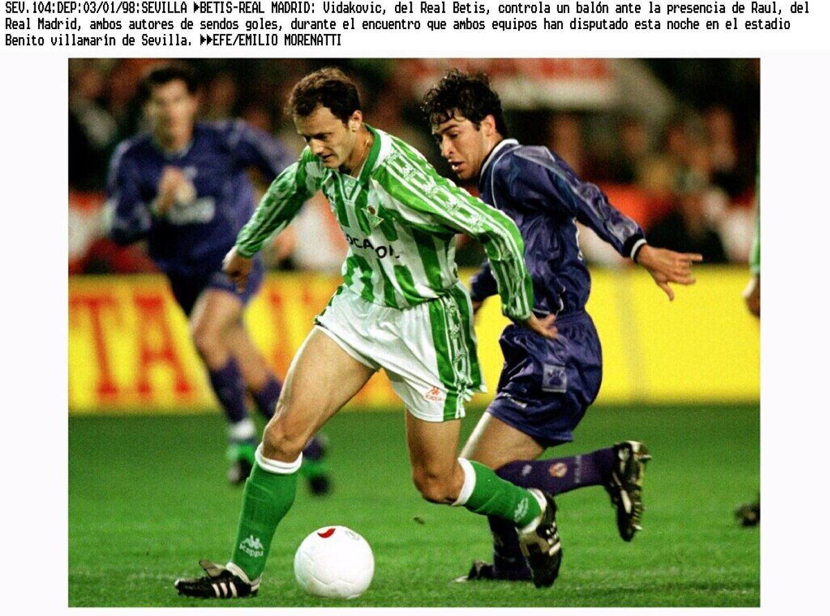 MADRID: Vidakovic, del Real Betis, controla un balón ante la presencia de Raul, del Real Madrid, ambos autores de sendos goles, durante el encuentro que ambos equipos han disputado esta noche en el estadio Benito villamarín de Sevilla. EFE/EMILIO MORENATTI. VIDAKOVIC-RAUL. FUTBOL-BETIS-REAL MADRID-PRIMERA-LIGA-97/98