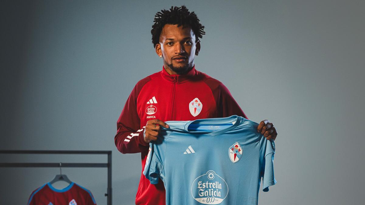 Jailson posa con la camiseta del Celta.