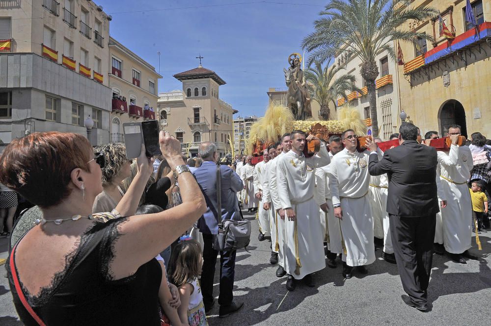 El calor es el gran protagonista en la procesión del Domingo de Ramos en Elche