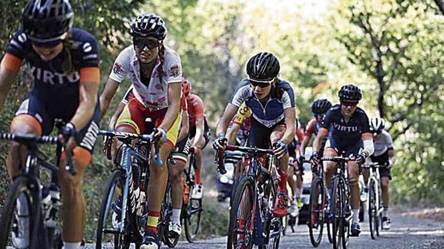 Mavi GarcÃ­a, con el maillot de montaÃ±a, en plena etapa.