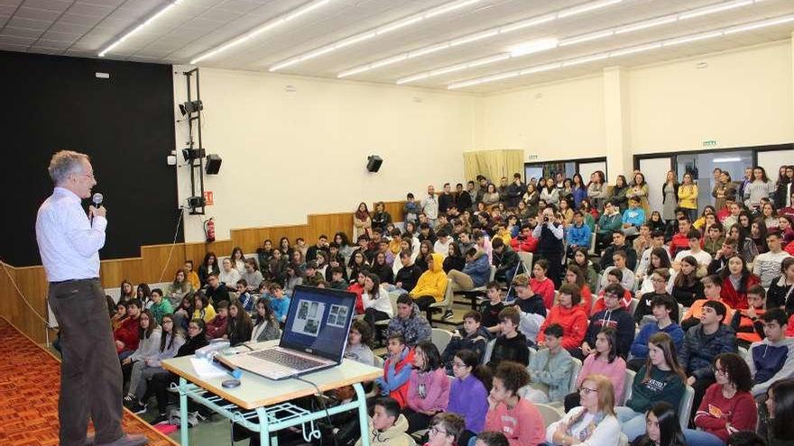 Ángel Carracedo ayer en su charla con el alumnado del IES Johan Carballeira de Bueu.