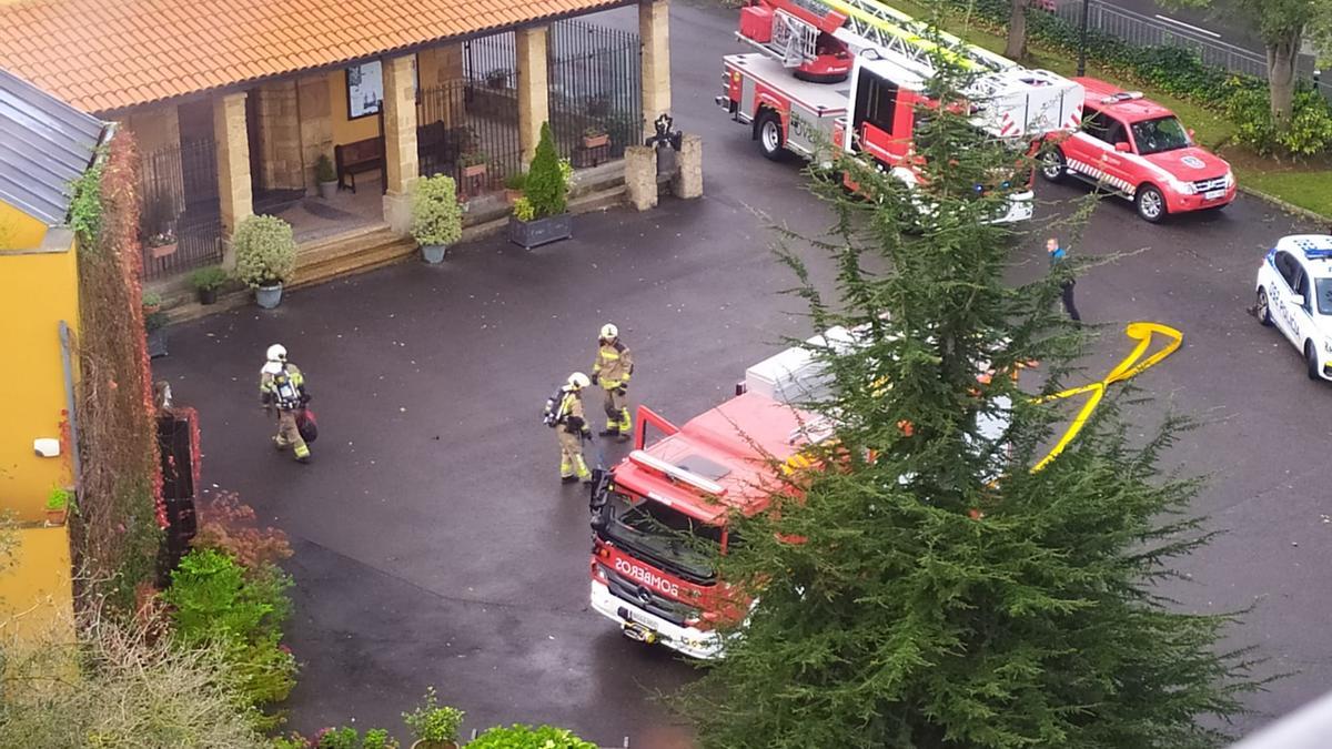 Los bomberos llegando a la vivienda incendiada.