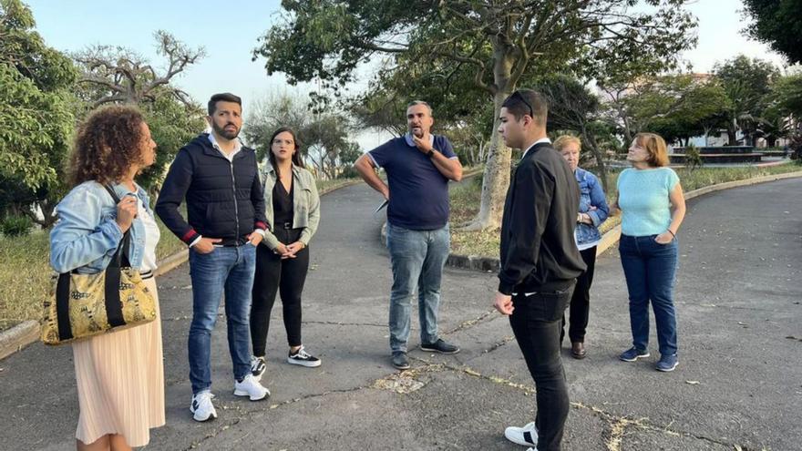 Jonathan Domínguez y su equipo visitan los parques de los barrios.