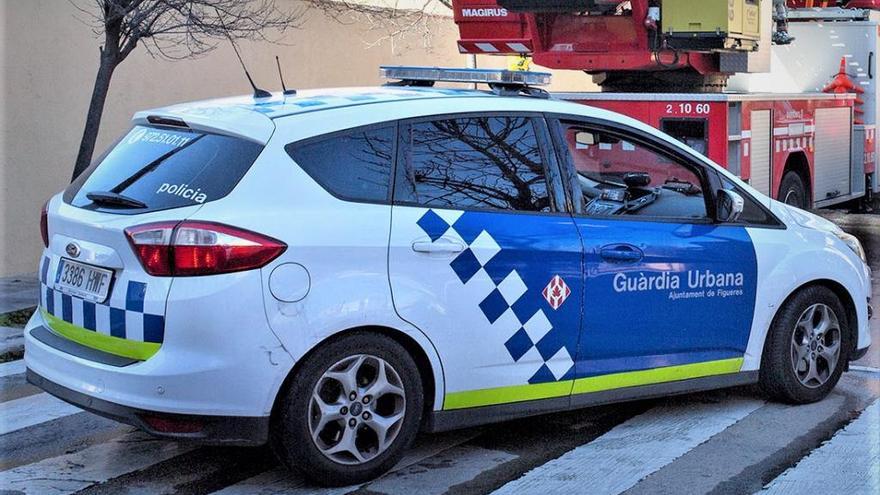 Un vehicle patrulla de la Guàrdia Urbana de Figueres.