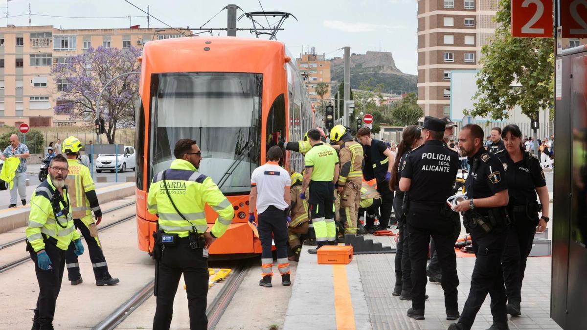 Cae accidentalmente a las vías del TRAM en Alicante con el tranvía ya en marcha y es arrastrado