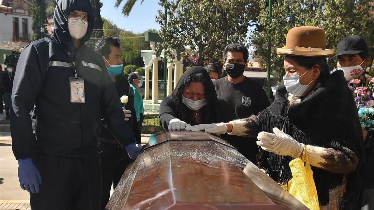 Despedida a las puertas del cementerio general de Cochabamba, este miércoles.