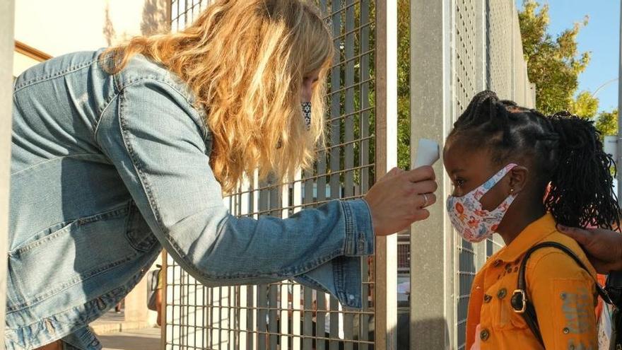 Una nena entra a l&#039;escola Sant Ignasi de Manresa. Abans, li prenen la temperatura |