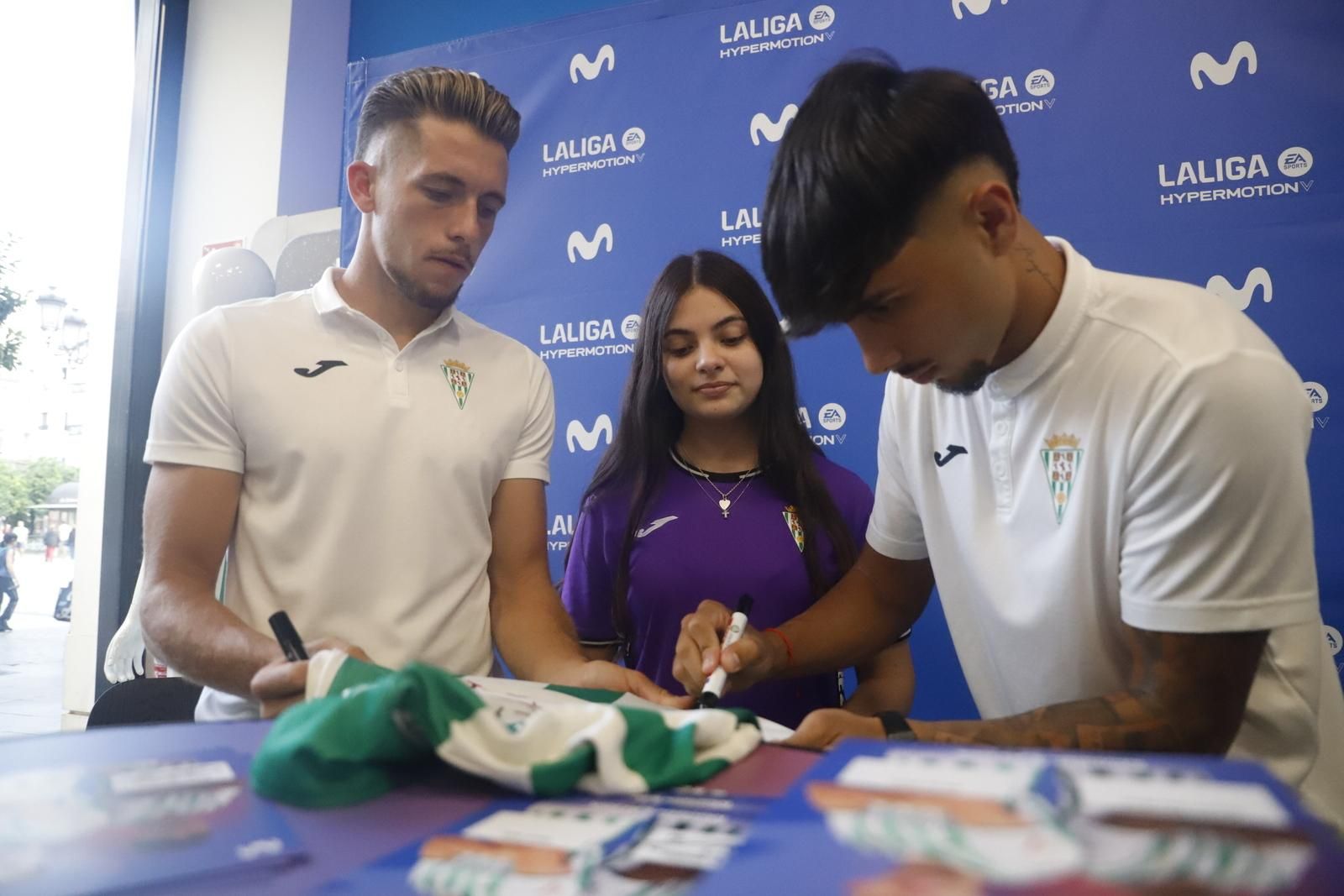 La firma de autógrafos de Isma Ruiz y Kevin Medina en la tienda de Movistar en imágenes