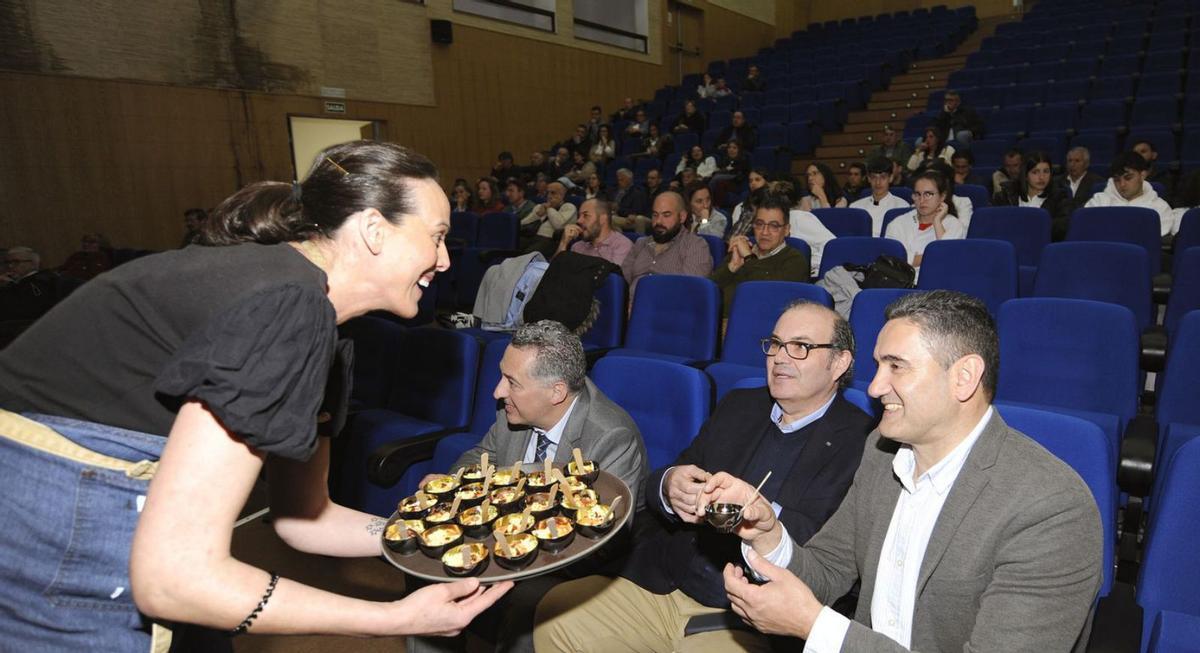 Patricia Galego ofrece 
unos aperitivos.   | // BERNABÉ/JAVIER LALÍN