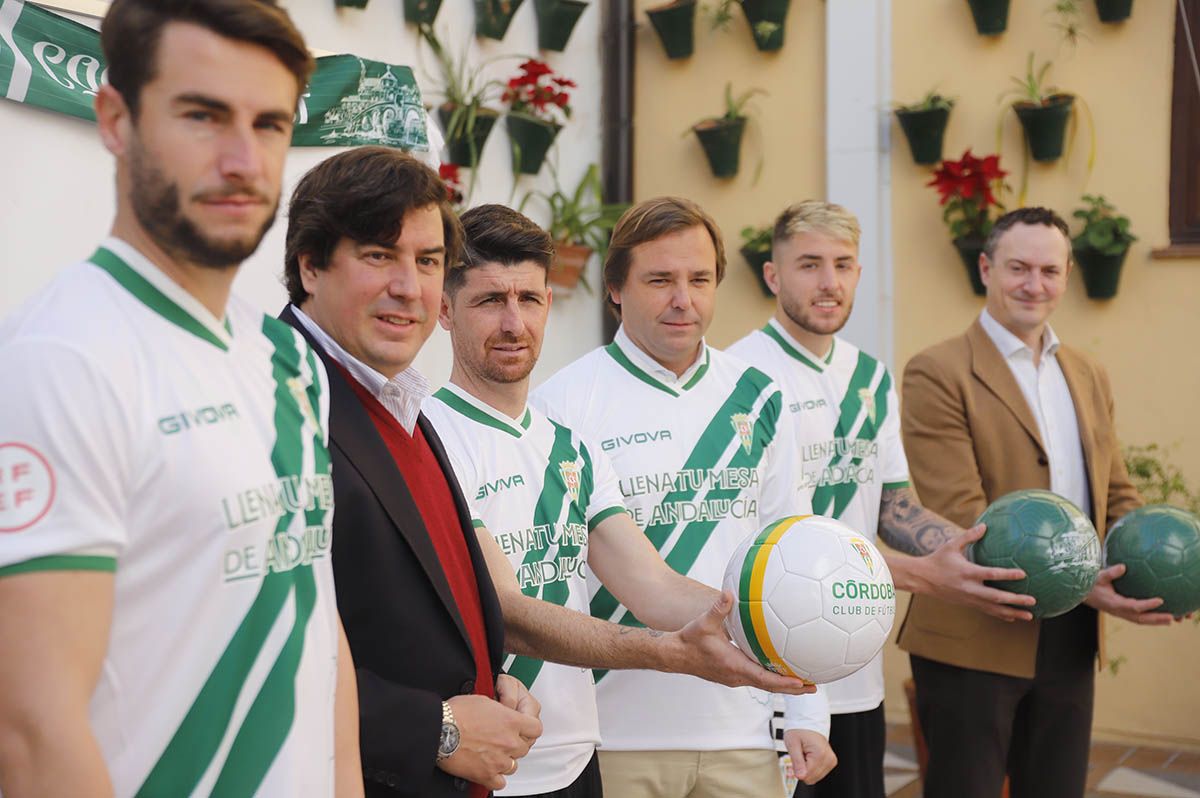 El Córdoba CF presenta la camiseta del Día de Andalucía