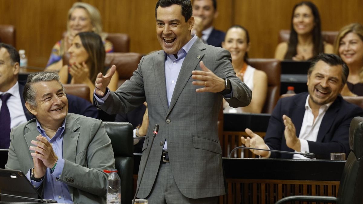El presidente de la Junta de Andalucía, Juanma Moreno, durante su intervención en la sesión plenaria en el Parlamento de Andalucía.