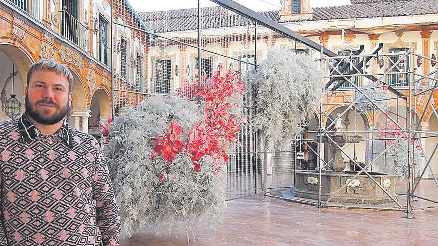 El florista Julius Vaernes, líder del colectivo Tableau, junto a su obra, ganadora de Flora 2021.