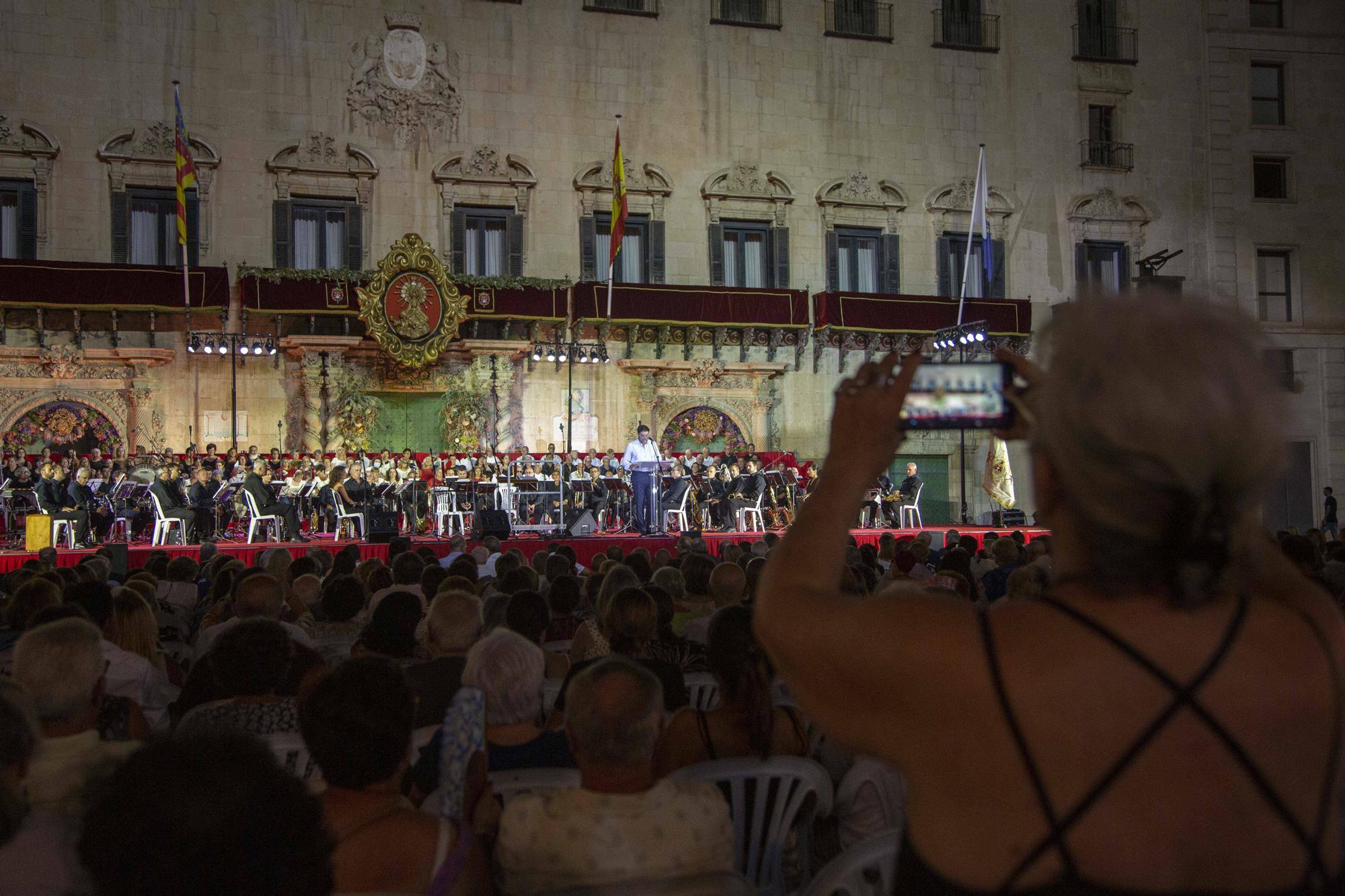 Celebración de La Alborada en honor a la Virgen del Remedio en la Plaza del Ayuntamiento de Alicante
