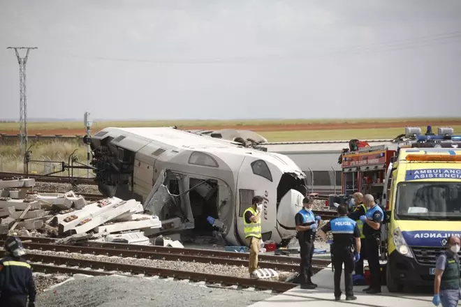 Un tren Alvia atropella un tot terreny, descarrila i causa 2 morts