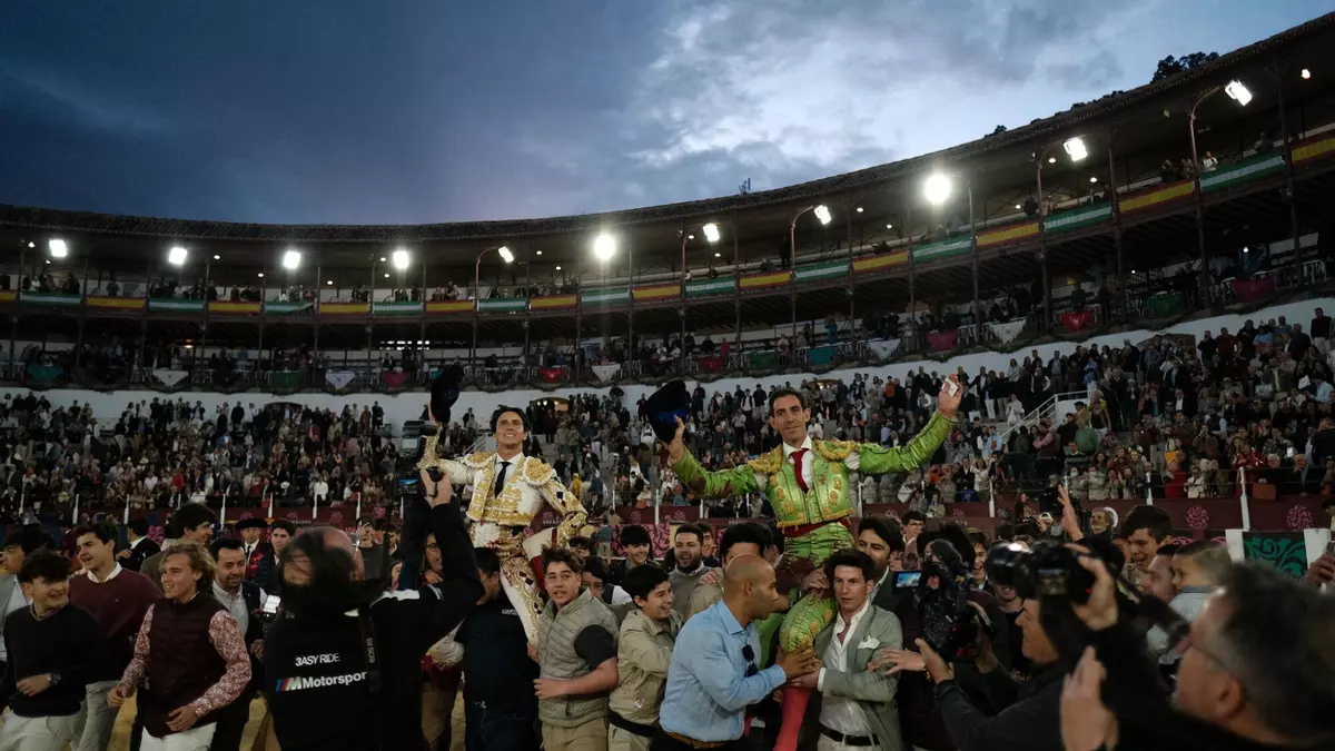 Fortes y Roca Rey, dos grandes devociones de la afición de Málaga que salen a hombros en la Corrida Picassiana