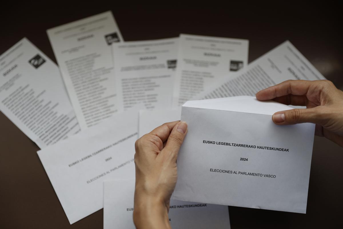 Sobres y papeletas de las elecciones vascas de 2024