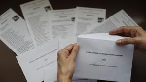 Sobres y papeletas de las elecciones vascas de 2024