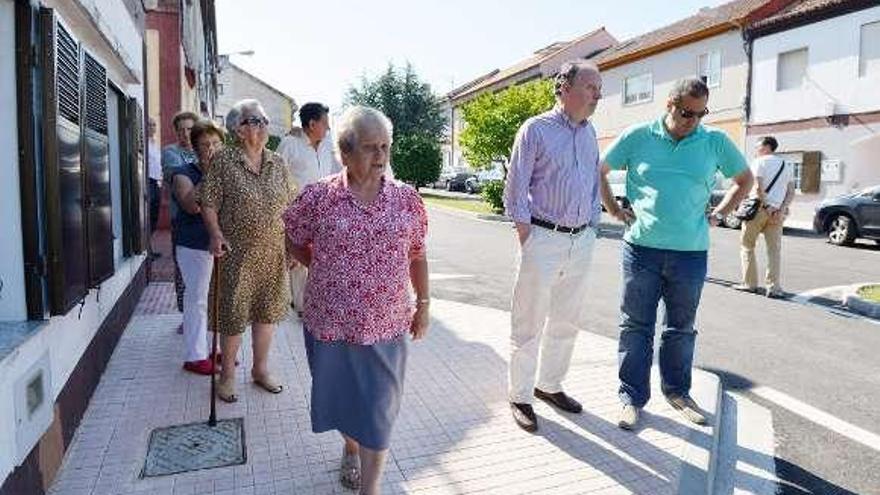 Varios vecinos, junto a Louro, ayer, en Fontesanta.