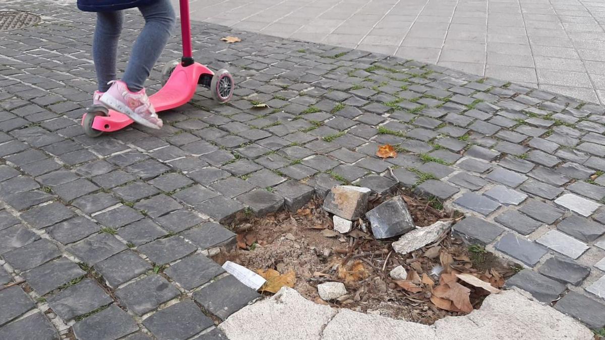 Los desperfectos en el paseo de Ses Quatre Campanes provocan quejas y accidentes.