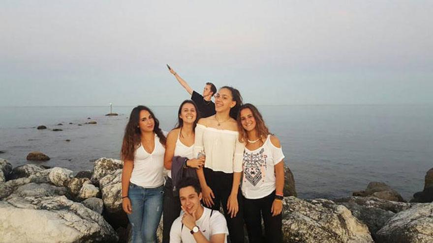 A la derecha de la imagen, Sarah con sus amigos.