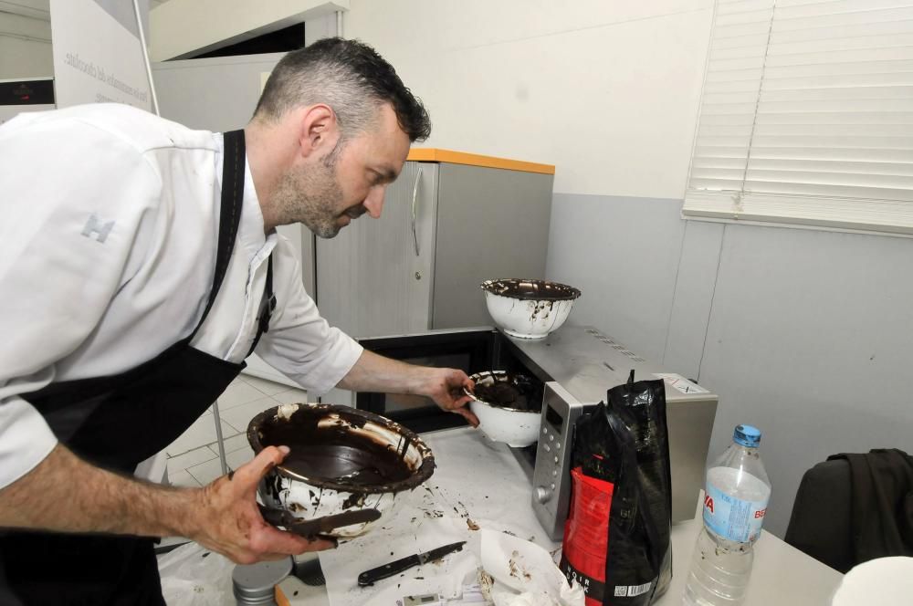 El pastelero Toño Argüelles cubre de chocolate un coche