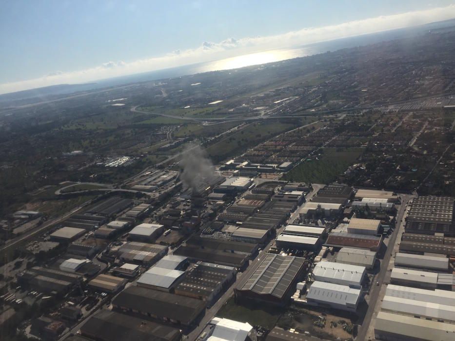 El incendio del polígono de Marratxí, visto desde el aire