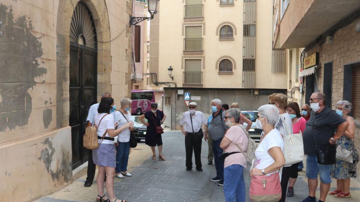 Imagen de archivo de una visita de un grupo de turistas a la Torre del Repés. | JAVIER NOMDEDEU