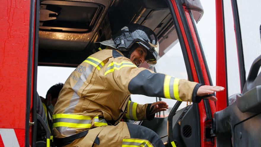 Los bomberos de Ibiza rescatan a un conductor atrapado tras volcar su coche de alta gama