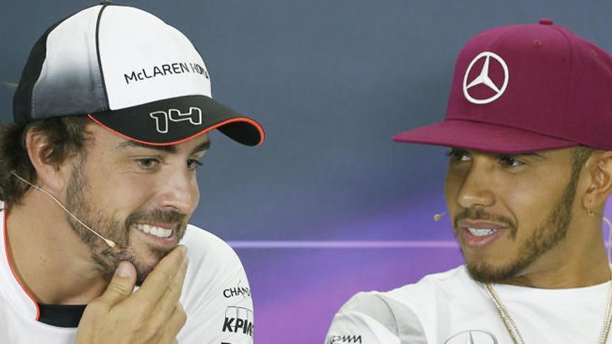 Fernando Alonso y Lewis Hamilton, en Montmeló
