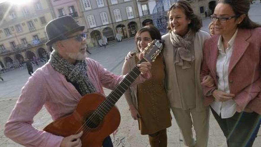 Vaudí Cavalcanti interpreta una canción junto a la concejala Yolanda Alonso, Margarita Collado y Carmen Álvarez, ayer, en la plaza de España.