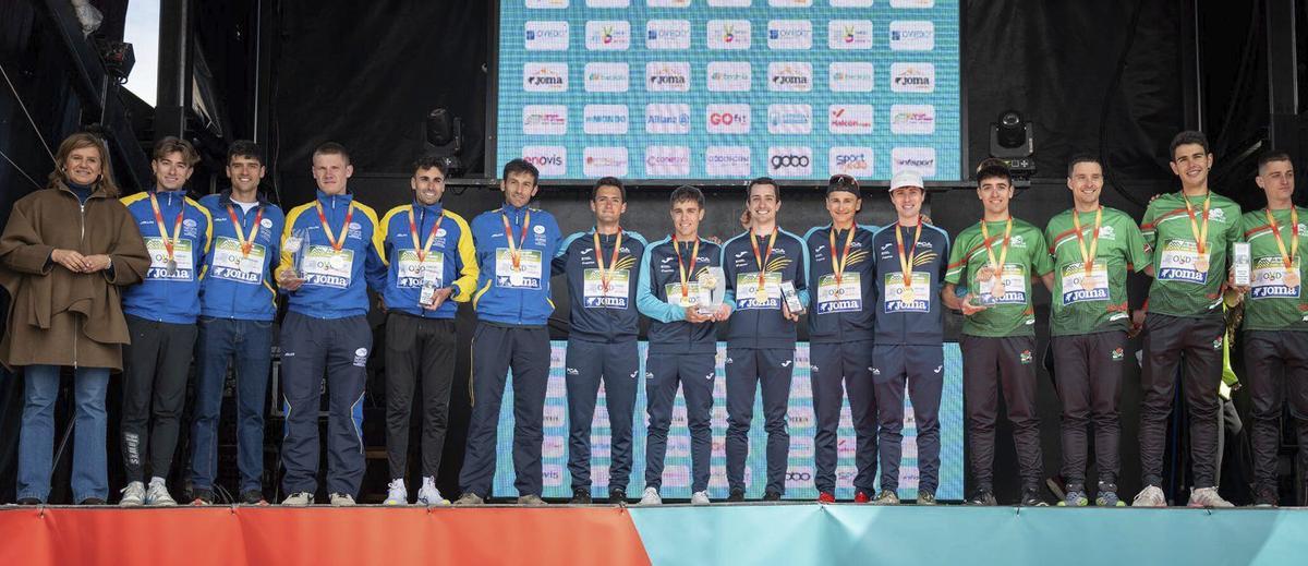 El podio masculino absoluto del Nacional de trail, con la selección asturiana, a la izquierda.