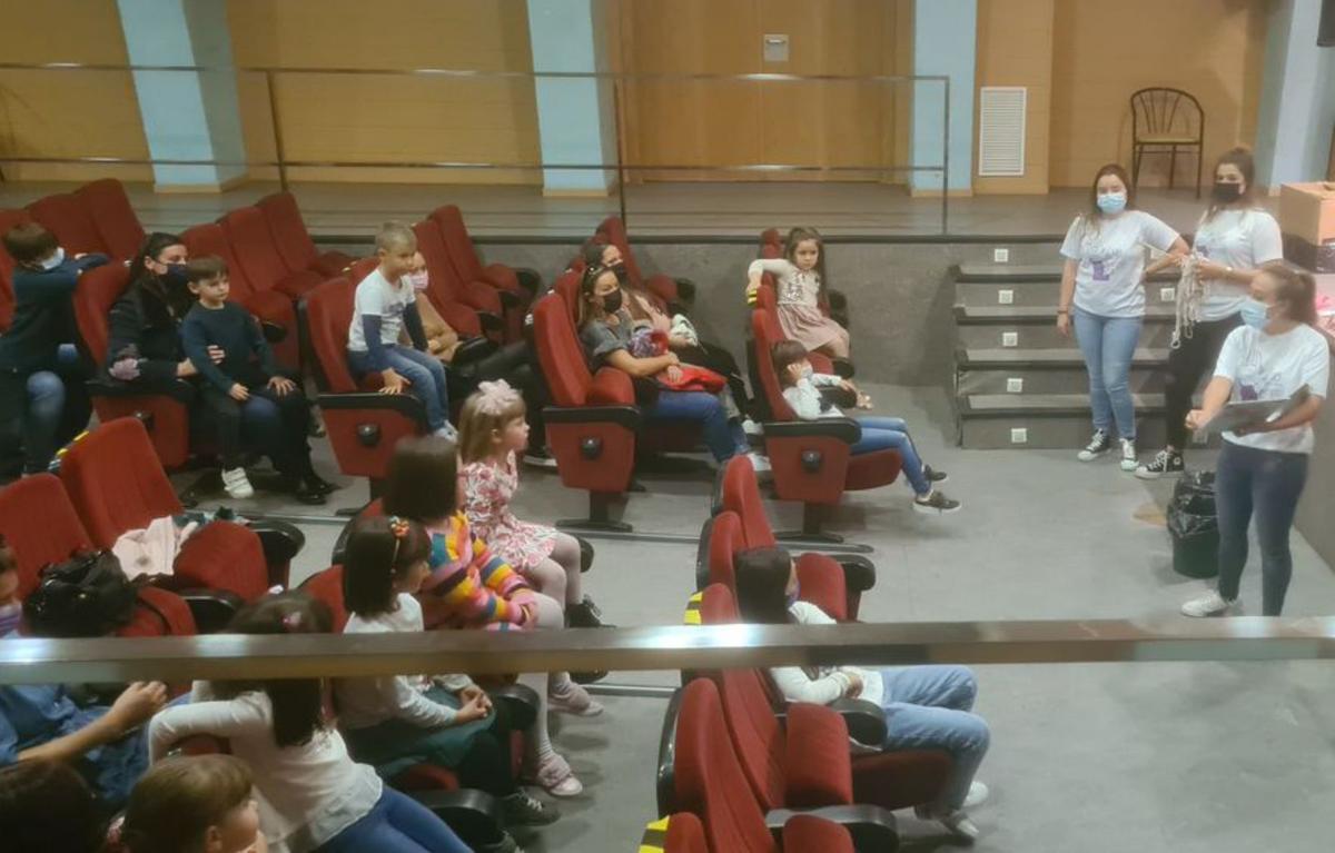 El Cine Mariana acogió un cuentacuentos para los más pequeños. | SERVICIO ESPECIAL