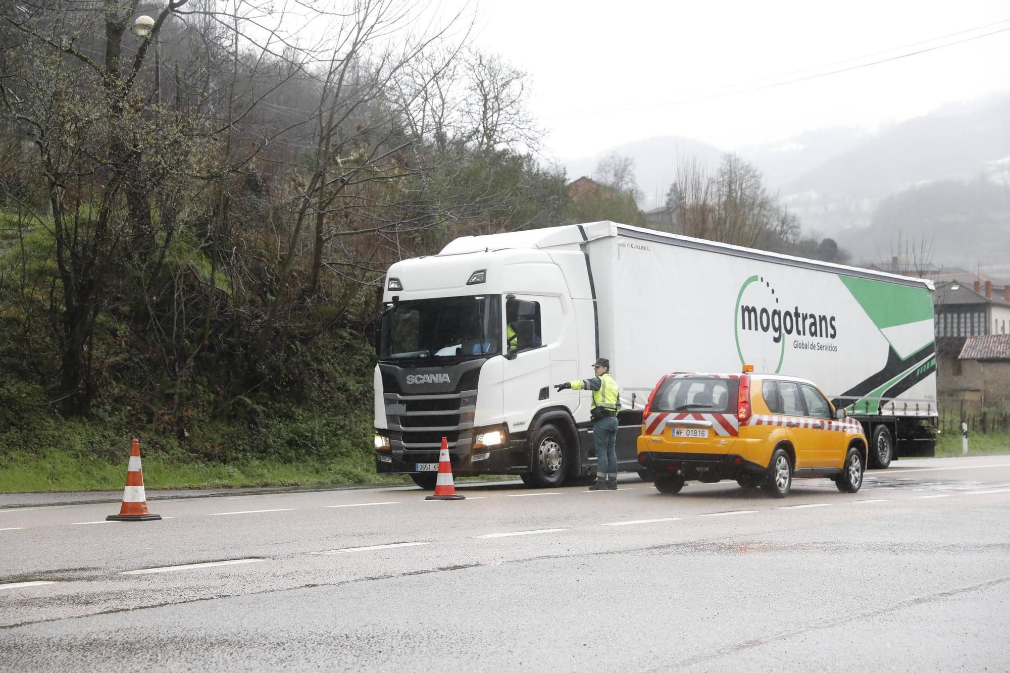 EN IMÁGENES: Camioneros retenidos por la nieve en Lena