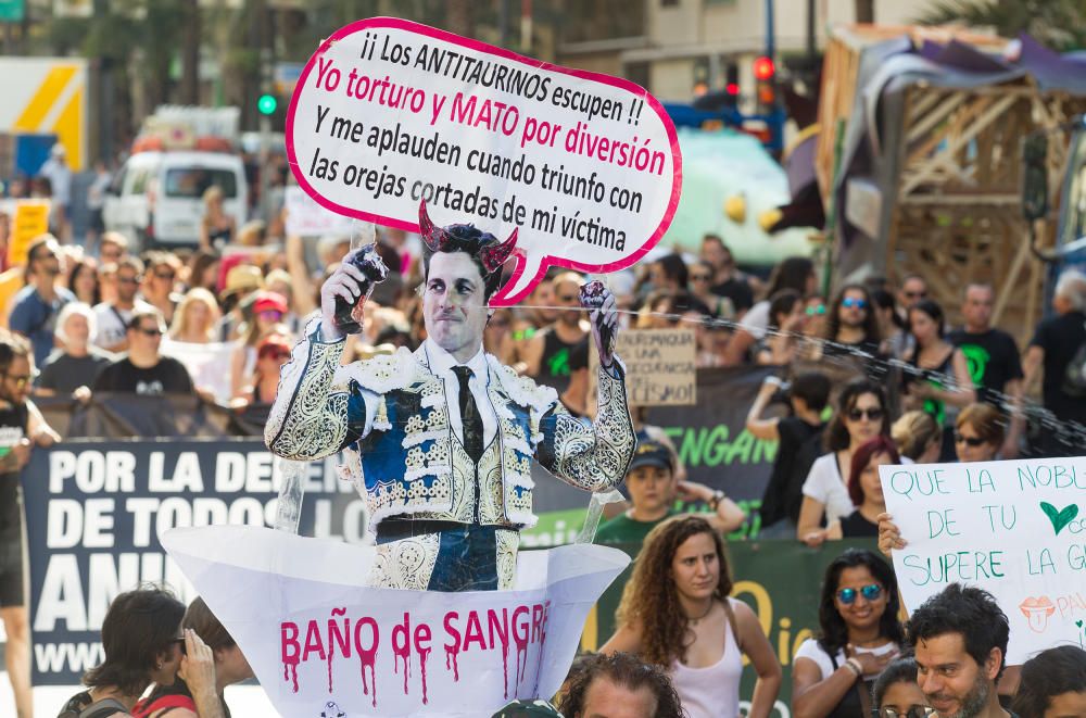 La manifestación organizada por la Asociación Animalista arrancó en la Plaza de la Estrella, finalizando en la Plaza del Ayuntamiento