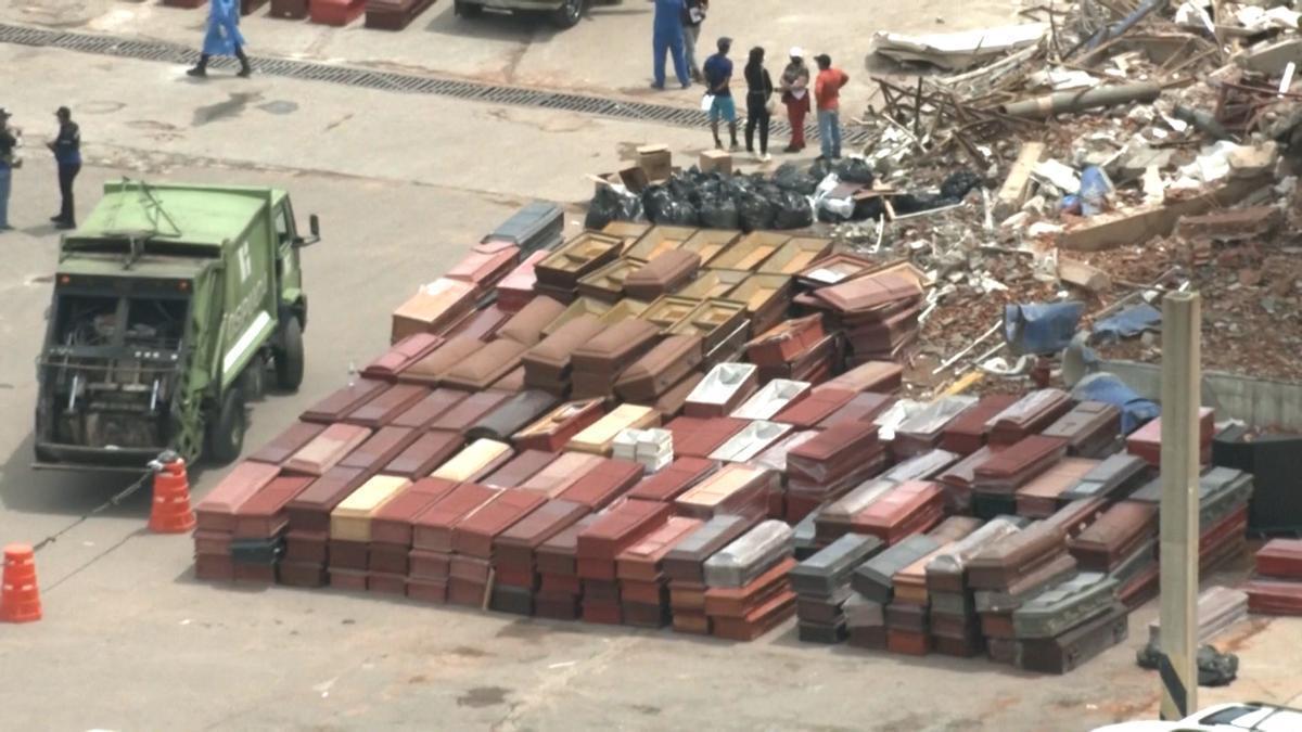Cientos de ataúdes se acumulan en la morgue improvisada del puerto de La Guaira.